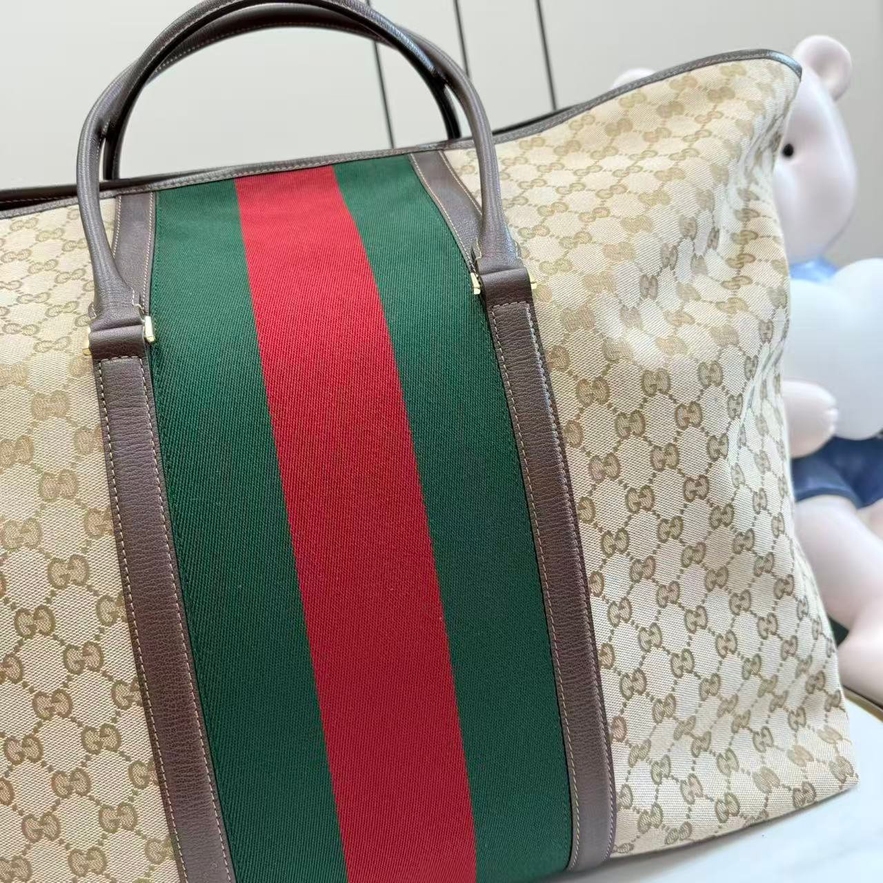 配全套原厂专柜礼品袋包装 Generation Gucci系列深入探索品牌典藏元素，将不同年代的设计融合成一种美学叙事。GG涂层帆布搭配织带，为精致廓形增添品牌标识性元素，例如这款旅行包，提升日常使用体验。