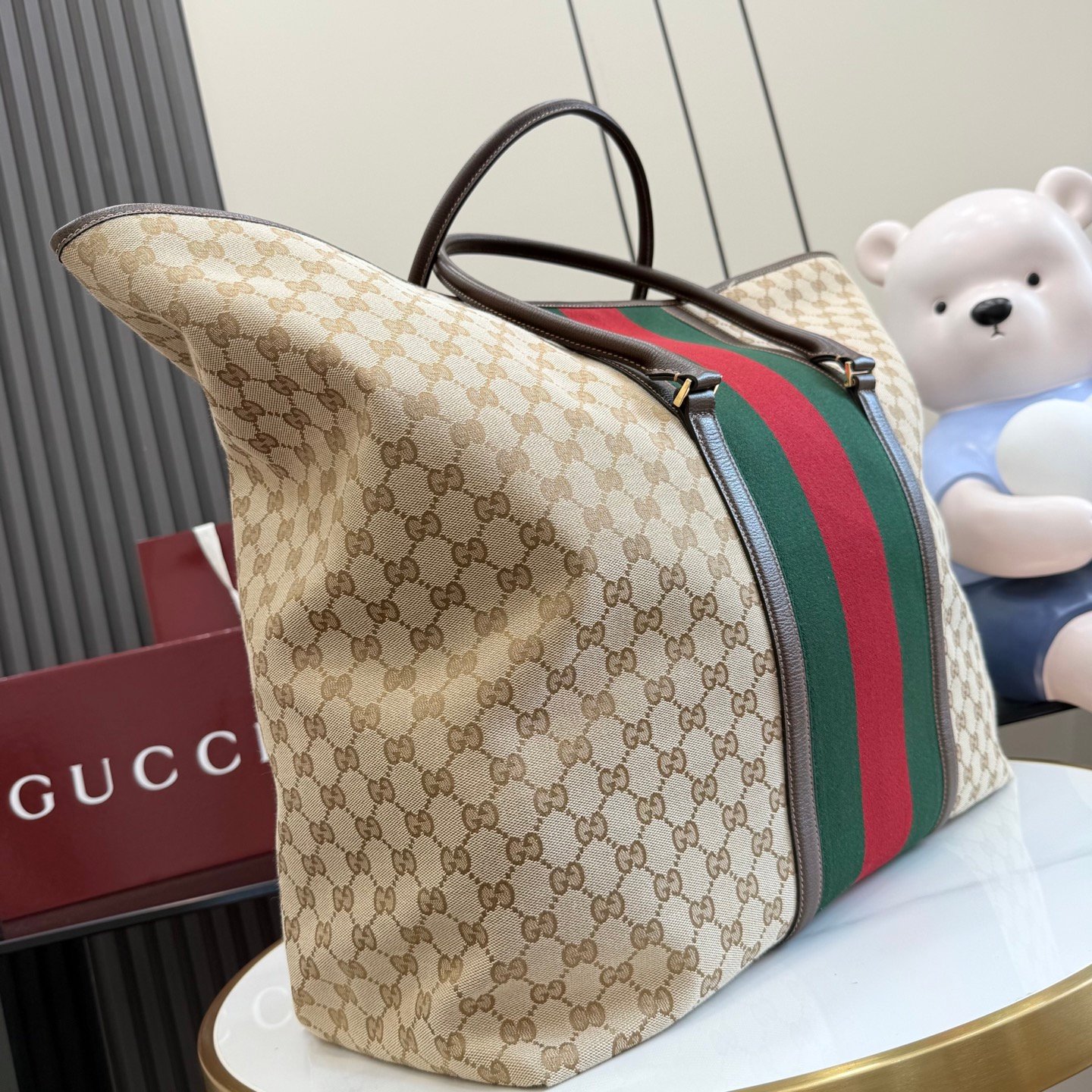 配全套原厂专柜礼品袋包装 Generation Gucci系列深入探索品牌典藏元素，将不同年代的设计融合成一种美学叙事。GG涂层帆布搭配织带，为精致廓形增添品牌标识性元素，例如这款旅行包，提升日常使用体验。