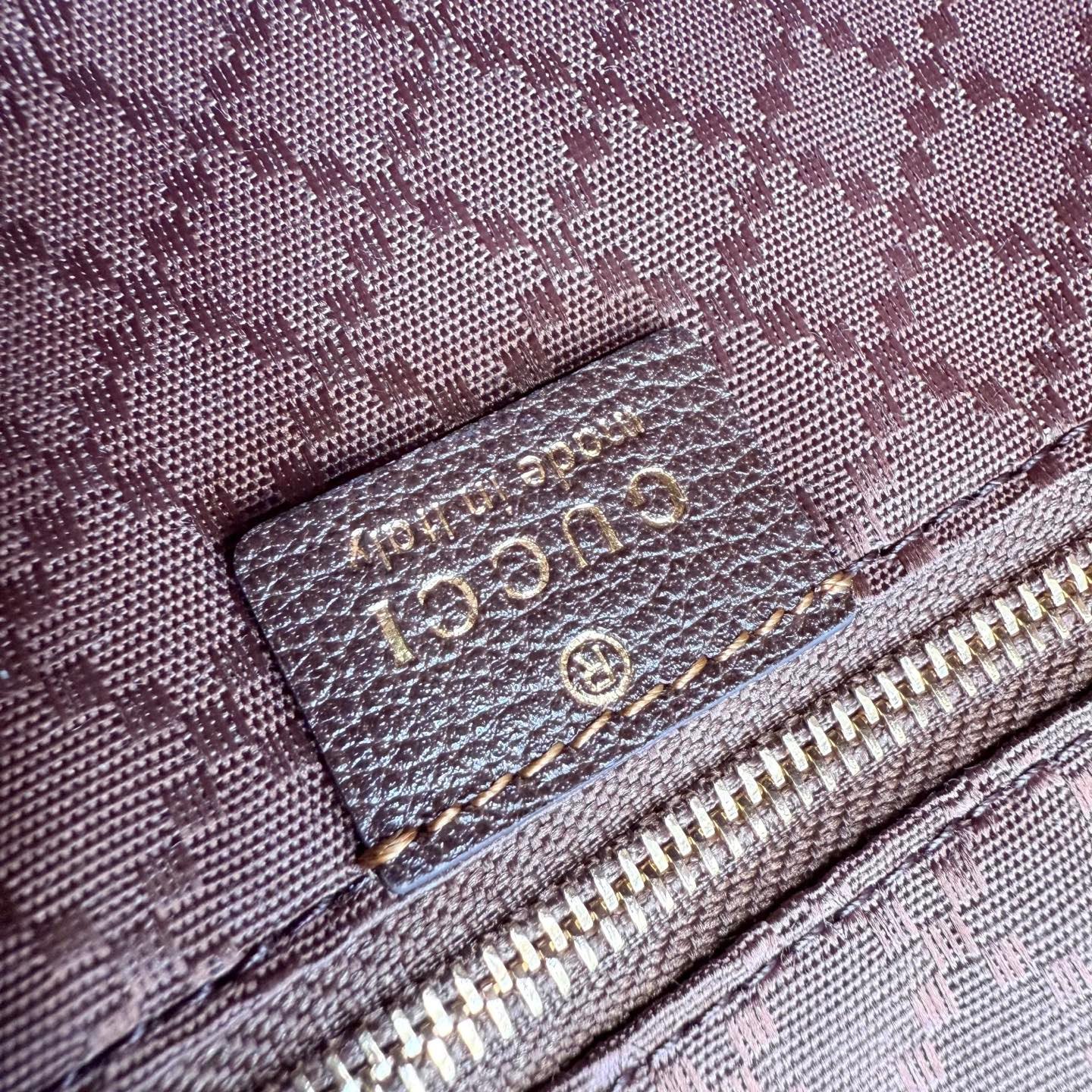 配全套原厂专柜礼品袋包装 Generation Gucci系列深入探索品牌典藏元素，将不同年代的设计融合成一种美学叙事。GG涂层帆布搭配织带，为精致廓形增添品牌标识性元素，例如这款旅行包，提升日常使用体验。