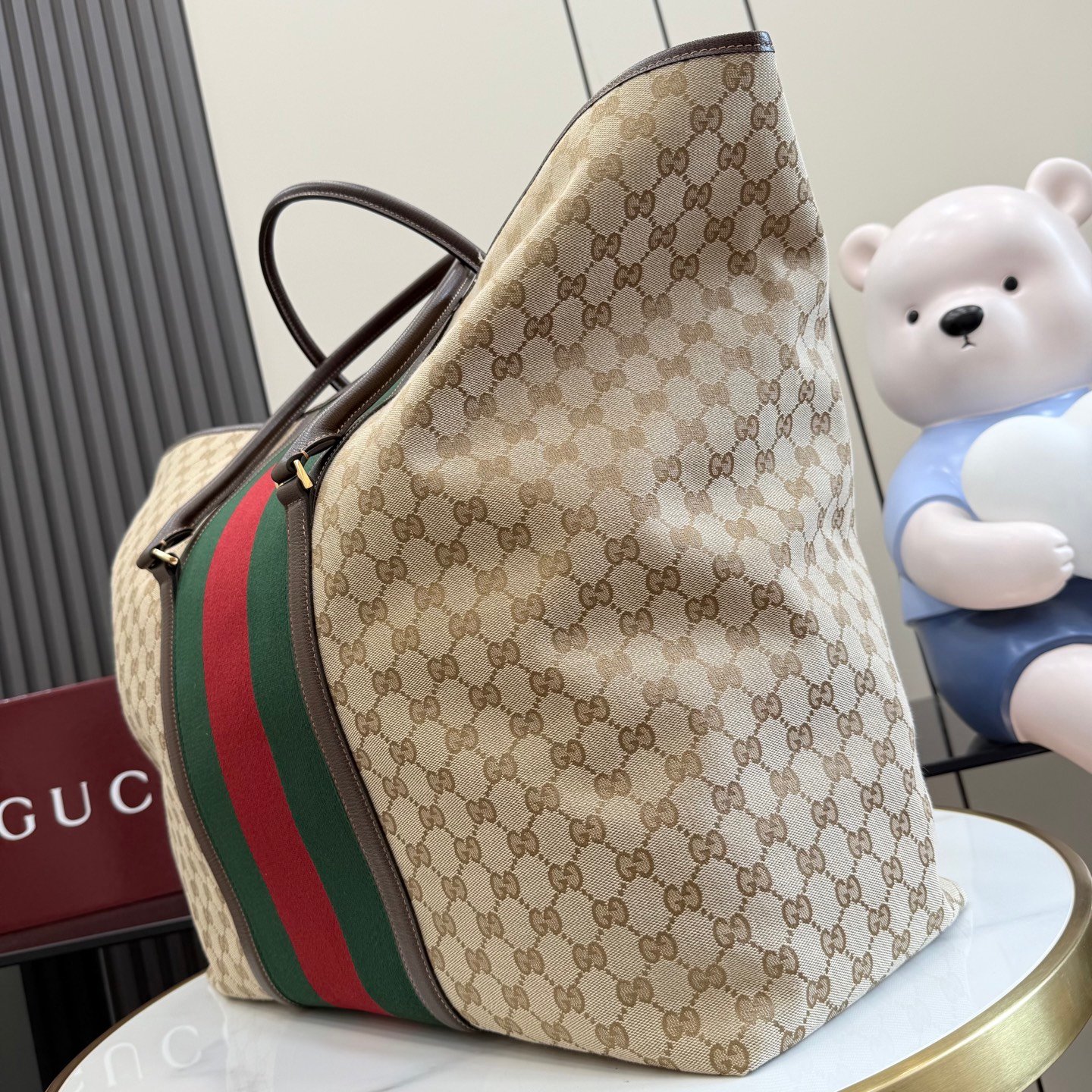 配全套原厂专柜礼品袋包装 Generation Gucci系列深入探索品牌典藏元素，将不同年代的设计融合成一种美学叙事。GG涂层帆布搭配织带，为精致廓形增添品牌标识性元素，例如这款旅行包，提升日常使用体验。