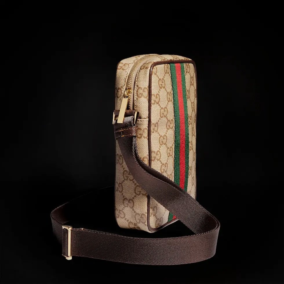 Generation Gucci古驰世代系列深入探索品牌的典藏元素，将不同世代的设计融合为统一的美学叙事，推出全新小皮具系列，以GG涂层帆布为基础，饰有显眼的织带细节。搭配皮革滚边，这款多功能款式采用无衬里设计，呈现出时尚轻盈的外观。