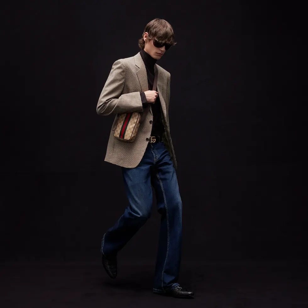 Generation Gucci古驰世代系列深入探索品牌的典藏元素，将不同世代的设计融合为统一的美学叙事，推出全新小皮具系列，以GG涂层帆布为基础，饰有显眼的织带细节。搭配皮革滚边，这款多功能款式采用无衬里设计，呈现出时尚轻盈的外观。
