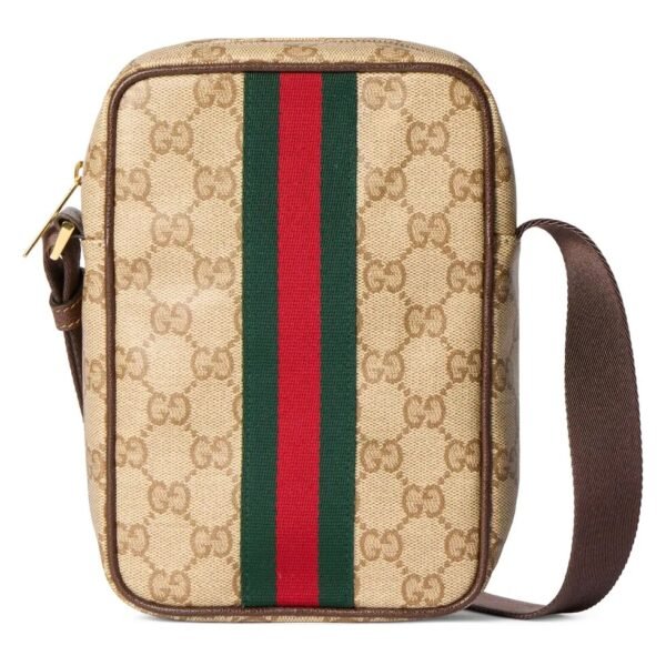 Generation Gucci古驰世代系列深入探索品牌的典藏元素，将不同世代的设计融合为统一的美学叙事，推出全新小皮具系列，以GG涂层帆布为基础，饰有显眼的织带细节。搭配皮革滚边，这款多功能款式采用无衬里设计，呈现出时尚轻盈的外观。