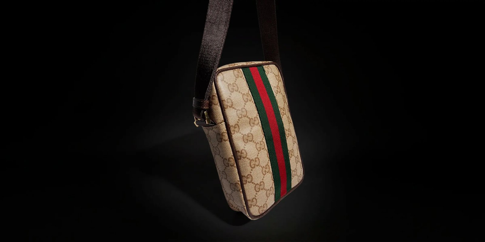 Generation Gucci古驰世代系列深入探索品牌的典藏元素，将不同世代的设计融合为统一的美学叙事，推出全新小皮具系列，以GG涂层帆布为基础，饰有显眼的织带细节。搭配皮革滚边，这款多功能款式采用无衬里设计，呈现出时尚轻盈的外观。