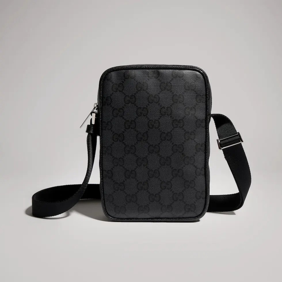 Generation Gucci系列深入探索品牌档案设计元素，将不同世代的设计融合成一种美学叙事。Gucci Essence Classic系列专为灵活多变的生活方式而设计。每一款单品均采用轻盈柔软的黑色GG涂层帆布制成，同色调饰边完美点缀