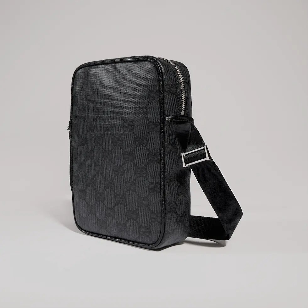 Generation Gucci系列深入探索品牌档案设计元素，将不同世代的设计融合成一种美学叙事。Gucci Essence Classic系列专为灵活多变的生活方式而设计。每一款单品均采用轻盈柔软的黑色GG涂层帆布制成，同色调饰边完美点缀