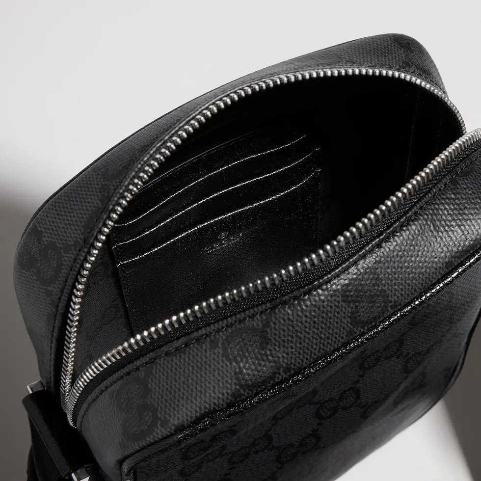 Generation Gucci系列深入探索品牌档案设计元素，将不同世代的设计融合成一种美学叙事。Gucci Essence Classic系列专为灵活多变的生活方式而设计。每一款单品均采用轻盈柔软的黑色GG涂层帆布制成，同色调饰边完美点缀