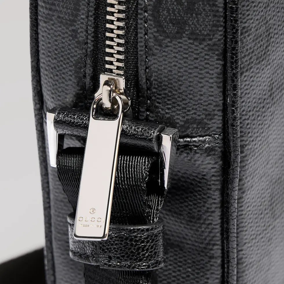 Generation Gucci系列深入探索品牌档案设计元素，将不同世代的设计融合成一种美学叙事。Gucci Essence Classic系列专为灵活多变的生活方式而设计。每一款单品均采用轻盈柔软的黑色GG涂层帆布制成，同色调饰边完美点缀