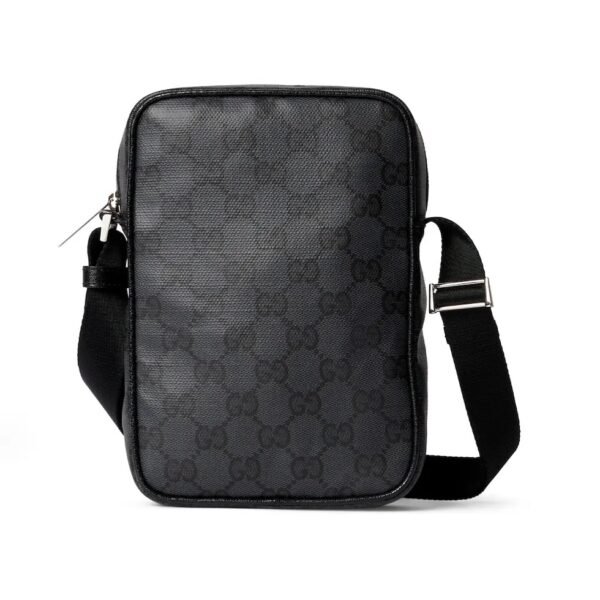 Generation Gucci系列深入探索品牌档案设计元素，将不同世代的设计融合成一种美学叙事。Gucci Essence Classic系列专为灵活多变的生活方式而设计。每一款单品均采用轻盈柔软的黑色GG涂层帆布制成，同色调饰边完美点缀