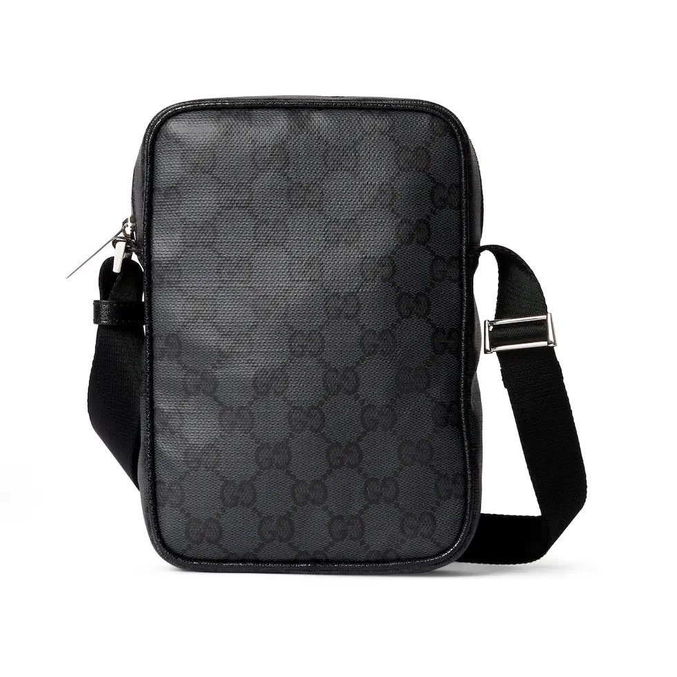 Generation Gucci系列深入探索品牌档案设计元素，将不同世代的设计融合成一种美学叙事。Gucci Essence Classic系列专为灵活多变的生活方式而设计。每一款单品均采用轻盈柔软的黑色GG涂层帆布制成，同色调饰边完美点缀