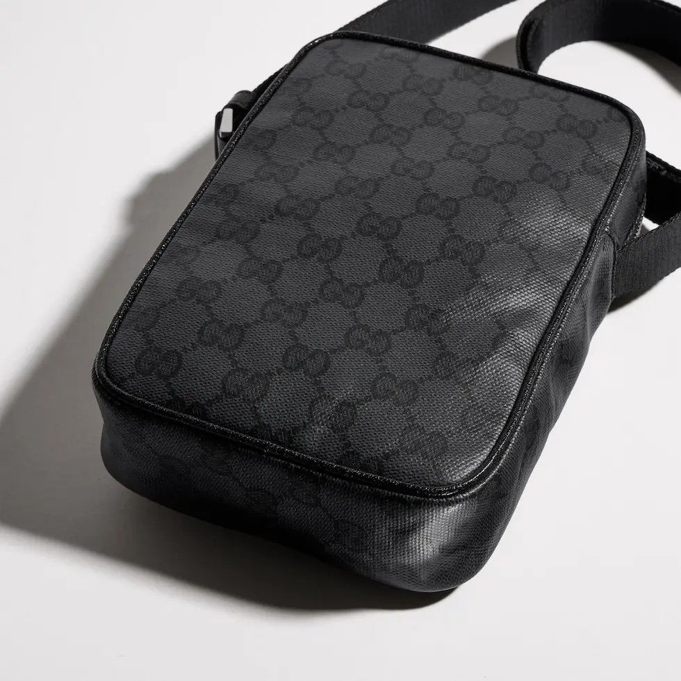 Generation Gucci系列深入探索品牌档案设计元素，将不同世代的设计融合成一种美学叙事。Gucci Essence Classic系列专为灵活多变的生活方式而设计。每一款单品均采用轻盈柔软的黑色GG涂层帆布制成，同色调饰边完美点缀