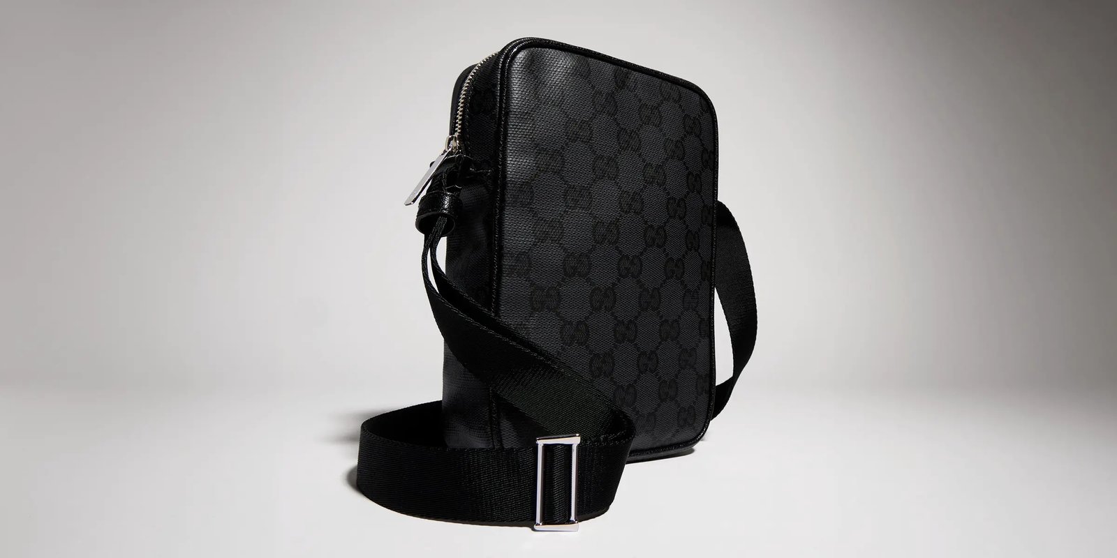 Generation Gucci系列深入探索品牌档案设计元素，将不同世代的设计融合成一种美学叙事。Gucci Essence Classic系列专为灵活多变的生活方式而设计。每一款单品均采用轻盈柔软的黑色GG涂层帆布制成，同色调饰边完美点缀