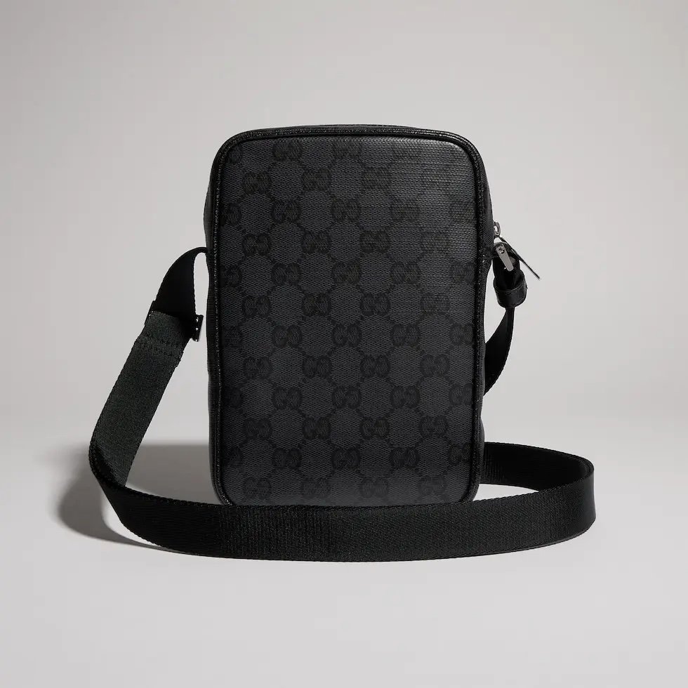 Generation Gucci系列深入探索品牌档案设计元素，将不同世代的设计融合成一种美学叙事。Gucci Essence Classic系列专为灵活多变的生活方式而设计。每一款单品均采用轻盈柔软的黑色GG涂层帆布制成，同色调饰边完美点缀
