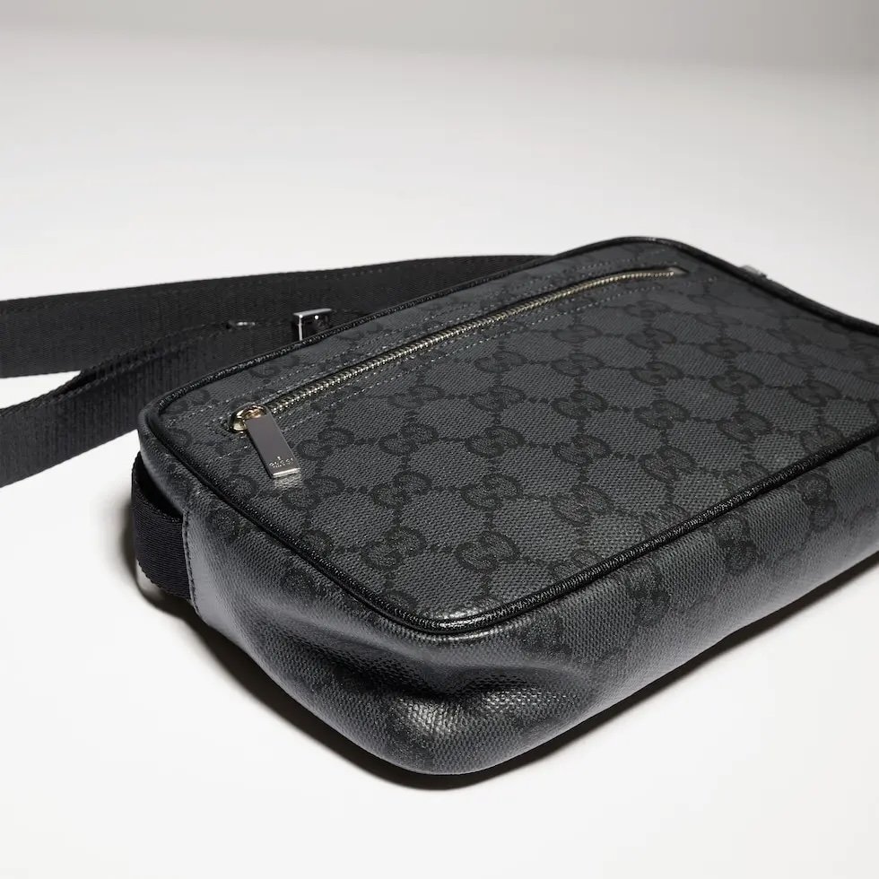 Generation Gucci 深入探索品牌档案代码，将不同世代的设计融合成一种美学叙事。Gucci Essence Classic 系列专为行动生活而创。每件单品均采用黑色GG涂层帆布精制而成，轻盈且结构柔软。这款多功能款式采用无衬里设