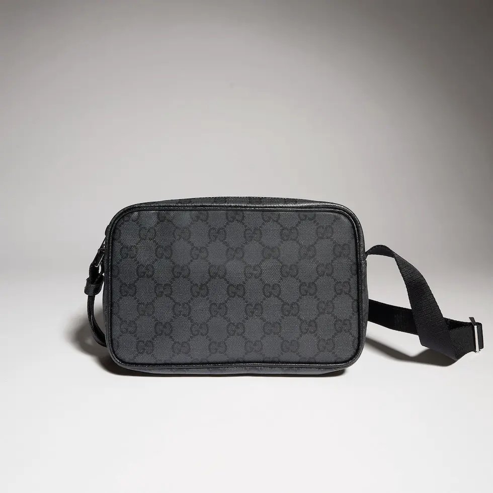 Generation Gucci 深入探索品牌档案代码，将不同世代的设计融合成一种美学叙事。Gucci Essence Classic 系列专为行动生活而创。每件单品均采用黑色GG涂层帆布精制而成，轻盈且结构柔软。这款多功能款式采用无衬里设