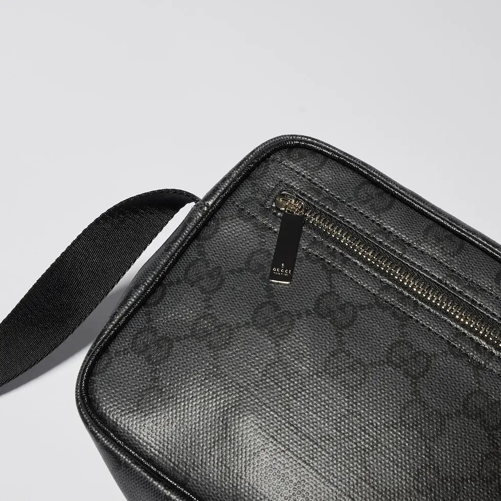 Generation Gucci 深入探索品牌档案代码，将不同世代的设计融合成一种美学叙事。Gucci Essence Classic 系列专为行动生活而创。每件单品均采用黑色GG涂层帆布精制而成，轻盈且结构柔软。这款多功能款式采用无衬里设