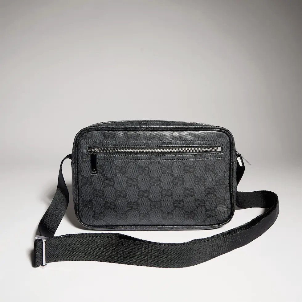 Generation Gucci 深入探索品牌档案代码，将不同世代的设计融合成一种美学叙事。Gucci Essence Classic 系列专为行动生活而创。每件单品均采用黑色GG涂层帆布精制而成，轻盈且结构柔软。这款多功能款式采用无衬里设
