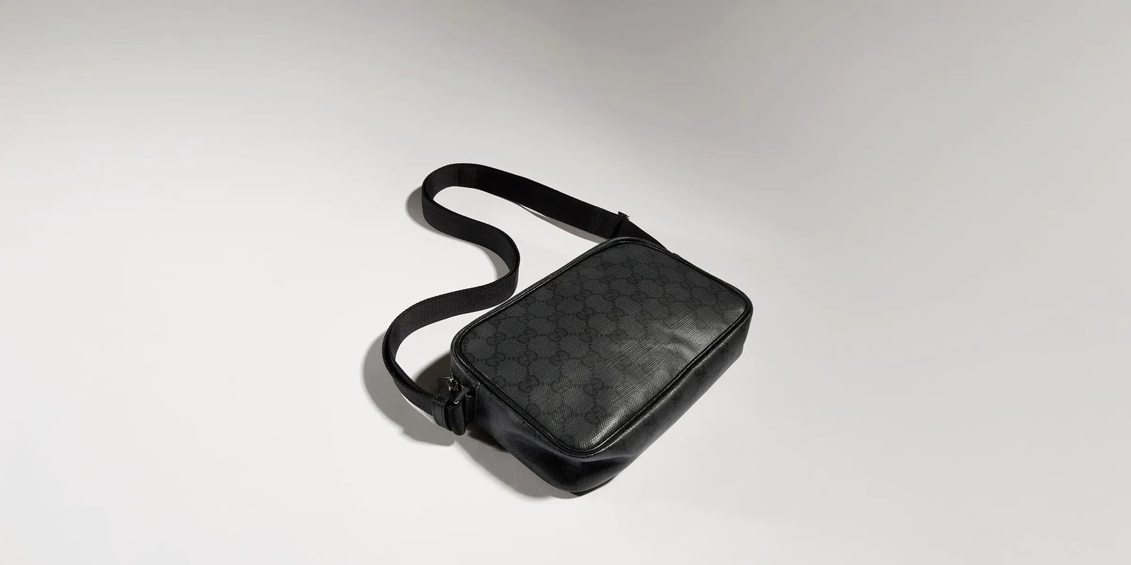 Generation Gucci 深入探索品牌档案代码，将不同世代的设计融合成一种美学叙事。Gucci Essence Classic 系列专为行动生活而创。每件单品均采用黑色GG涂层帆布精制而成，轻盈且结构柔软。这款多功能款式采用无衬里设