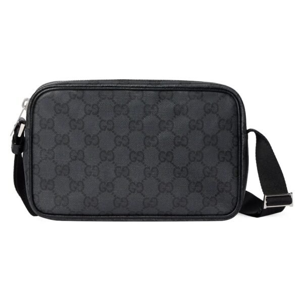 Generation Gucci 深入探索品牌档案代码，将不同世代的设计融合成一种美学叙事。Gucci Essence Classic 系列专为行动生活而创。每件单品均采用黑色GG涂层帆布精制而成，轻盈且结构柔软。这款多功能款式采用无衬里设