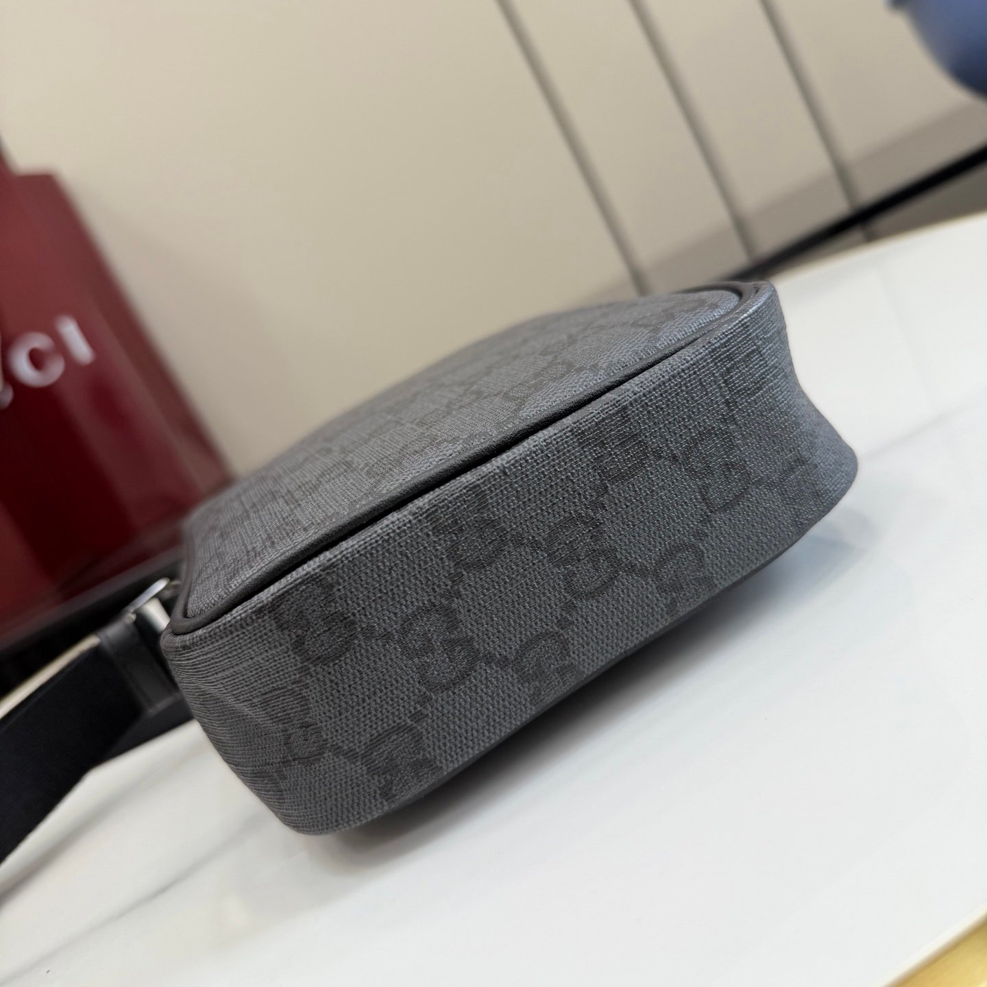 配全套原厂专柜包装 Generation Gucci系列深入探索品牌档案设计元素,将不同世代的设计融合成一种美学叙事。Gucci Essence Classic系列专为灵活多变的生活方式而设计。每一款单品均采用轻盈柔软的黑色GG涂层帆布制成