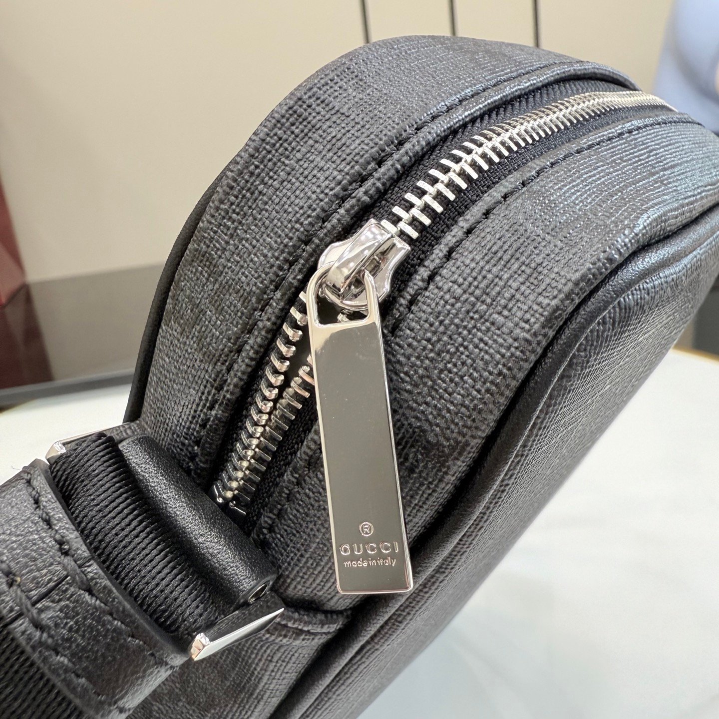 配全套原厂专柜包装 Generation Gucci系列深入探索品牌档案设计元素,将不同世代的设计融合成一种美学叙事。Gucci Essence Classic系列专为灵活多变的生活方式而设计。每一款单品均采用轻盈柔软的黑色GG涂层帆布制成