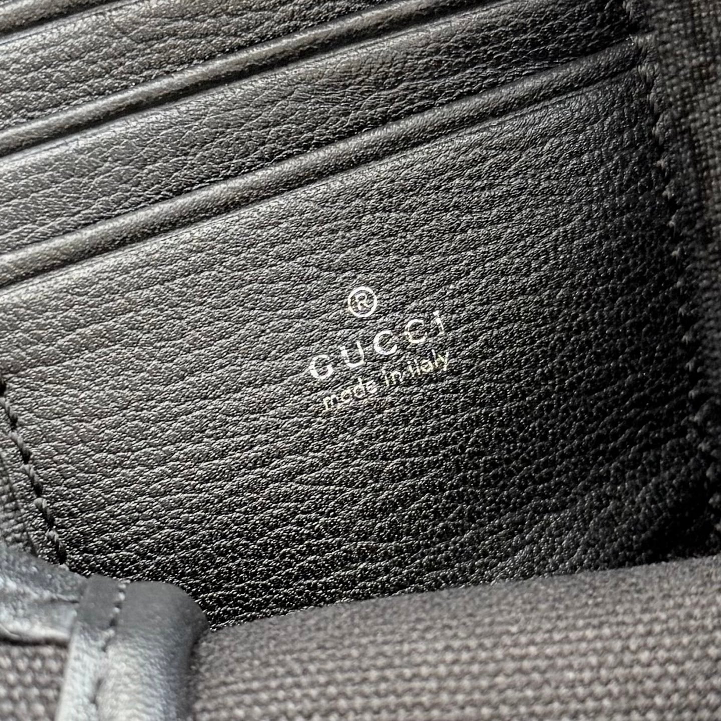 配全套原厂专柜包装 Generation Gucci系列深入探索品牌档案设计元素,将不同世代的设计融合成一种美学叙事。Gucci Essence Classic系列专为灵活多变的生活方式而设计。每一款单品均采用轻盈柔软的黑色GG涂层帆布制成