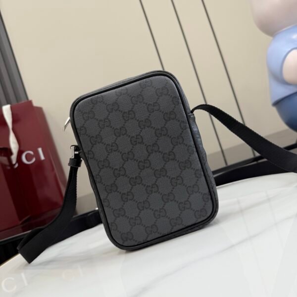 配全套原厂专柜包装 Generation Gucci系列深入探索品牌档案设计元素，将不同世代的设计融合成一种美学叙事。Gucci Essence Classic系列专为灵活多变的生活方式而设计。每一款单品均采用轻盈柔软的黑色GG涂层帆布制成