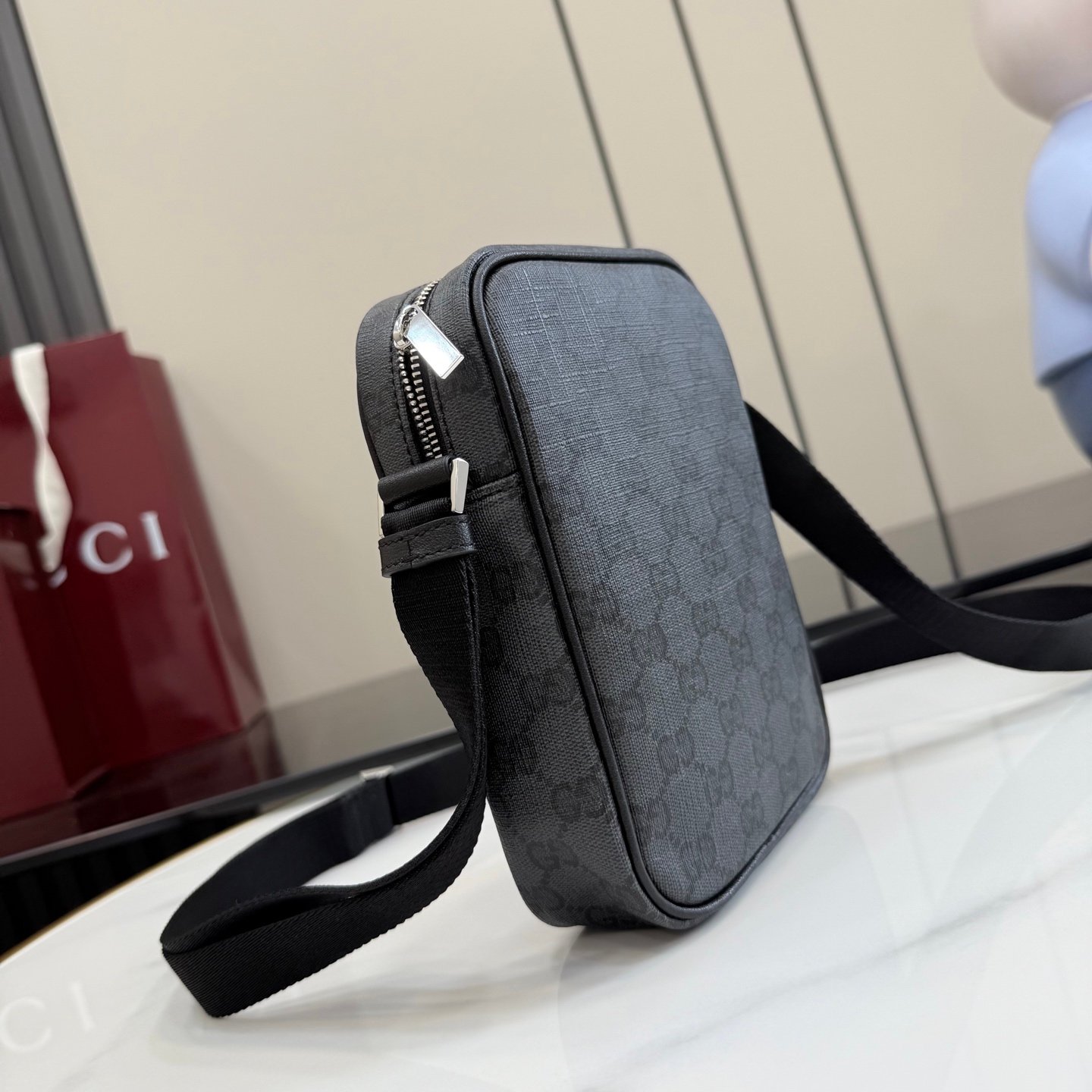 配全套原厂专柜包装 Generation Gucci系列深入探索品牌档案设计元素,将不同世代的设计融合成一种美学叙事。Gucci Essence Classic系列专为灵活多变的生活方式而设计。每一款单品均采用轻盈柔软的黑色GG涂层帆布制成