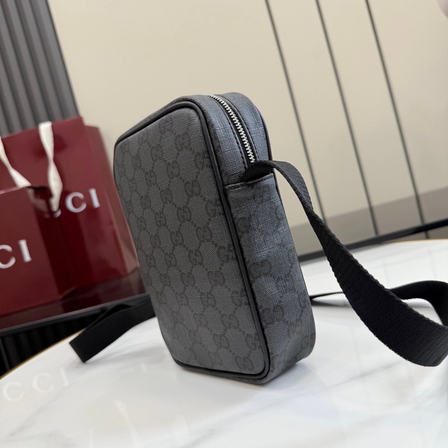 配全套原厂专柜包装 Generation Gucci系列深入探索品牌档案设计元素,将不同世代的设计融合成一种美学叙事。Gucci Essence Classic系列专为灵活多变的生活方式而设计。每一款单品均采用轻盈柔软的黑色GG涂层帆布制成