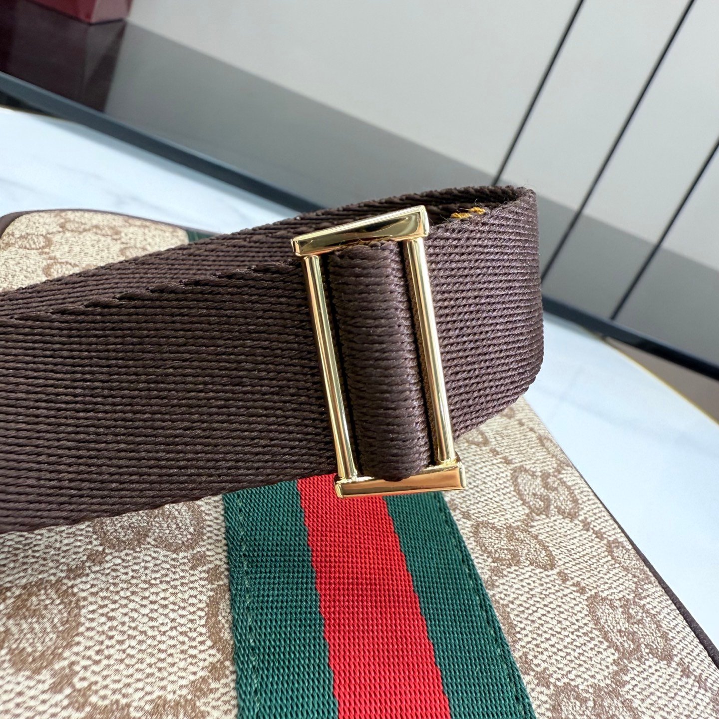 配全套原厂专柜包装 Generation Gucci古驰世代系列深入探索品牌的典藏元素，将不同世代的设计融合为统一的美学叙事，推出全新小皮具系列，以GG涂层帆布为基础，饰有显眼的织带细节。搭配皮革滚边，这款多功能款式采用无衬里设计，呈现出时