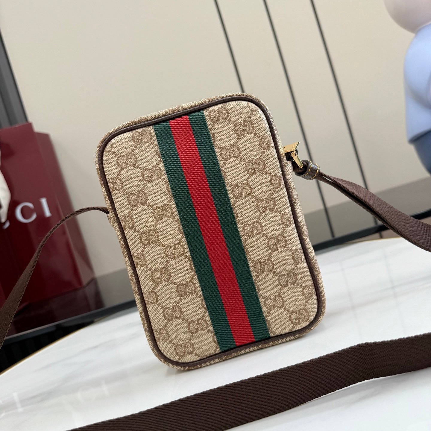 配全套原厂专柜包装 Generation Gucci古驰世代系列深入探索品牌的典藏元素，将不同世代的设计融合为统一的美学叙事，推出全新小皮具系列，以GG涂层帆布为基础，饰有显眼的织带细节。搭配皮革滚边，这款多功能款式采用无衬里设计，呈现出时