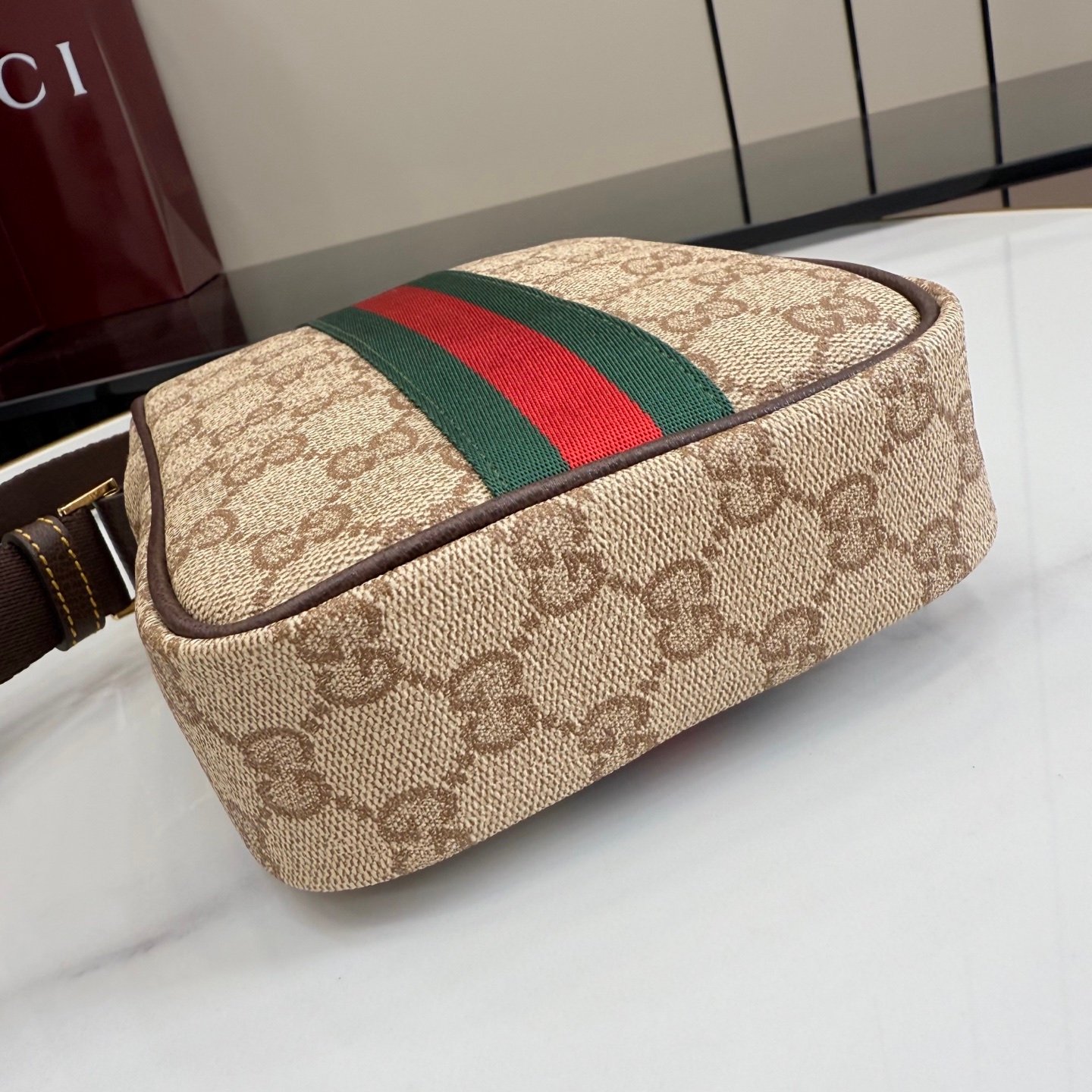 配全套原厂专柜包装 Generation Gucci古驰世代系列深入探索品牌的典藏元素，将不同世代的设计融合为统一的美学叙事，推出全新小皮具系列，以GG涂层帆布为基础，饰有显眼的织带细节。搭配皮革滚边，这款多功能款式采用无衬里设计，呈现出时