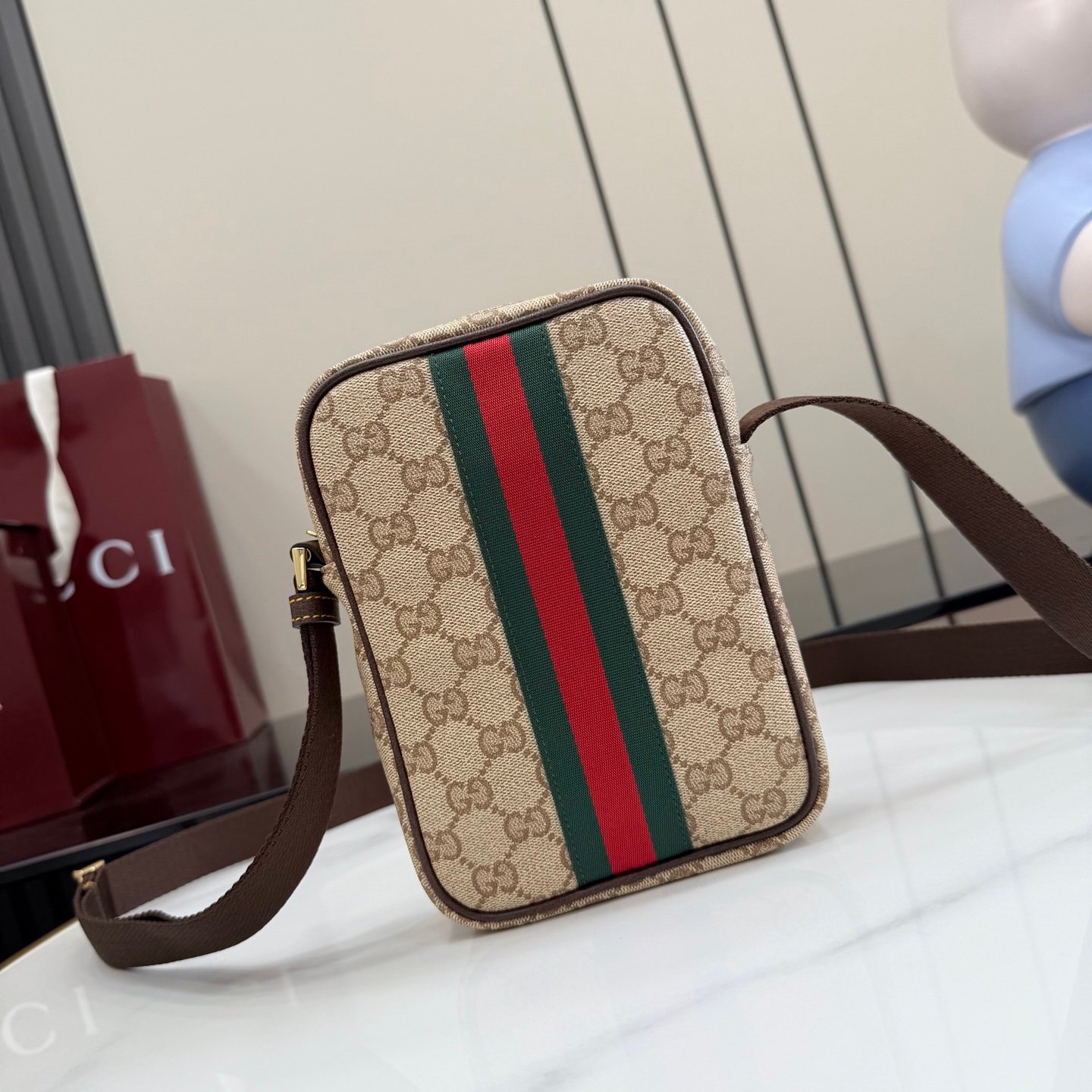 配全套原厂专柜包装 Generation Gucci古驰世代系列深入探索品牌的典藏元素，将不同世代的设计融合为统一的美学叙事，推出全新小皮具系列，以GG涂层帆布为基础，饰有显眼的织带细节。搭配皮革滚边，这款多功能款式采用无衬里设计，呈现出时