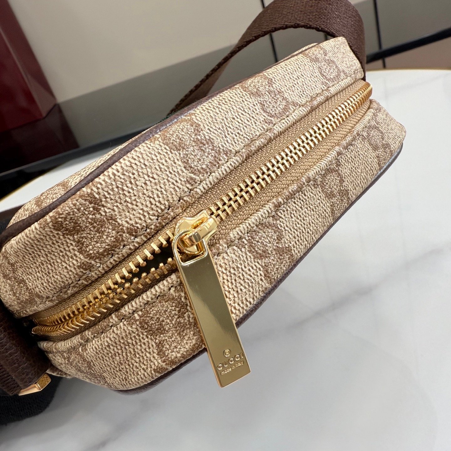 配全套原厂专柜包装 Generation Gucci古驰世代系列深入探索品牌的典藏元素，将不同世代的设计融合为统一的美学叙事，推出全新小皮具系列，以GG涂层帆布为基础，饰有显眼的织带细节。搭配皮革滚边，这款多功能款式采用无衬里设计，呈现出时