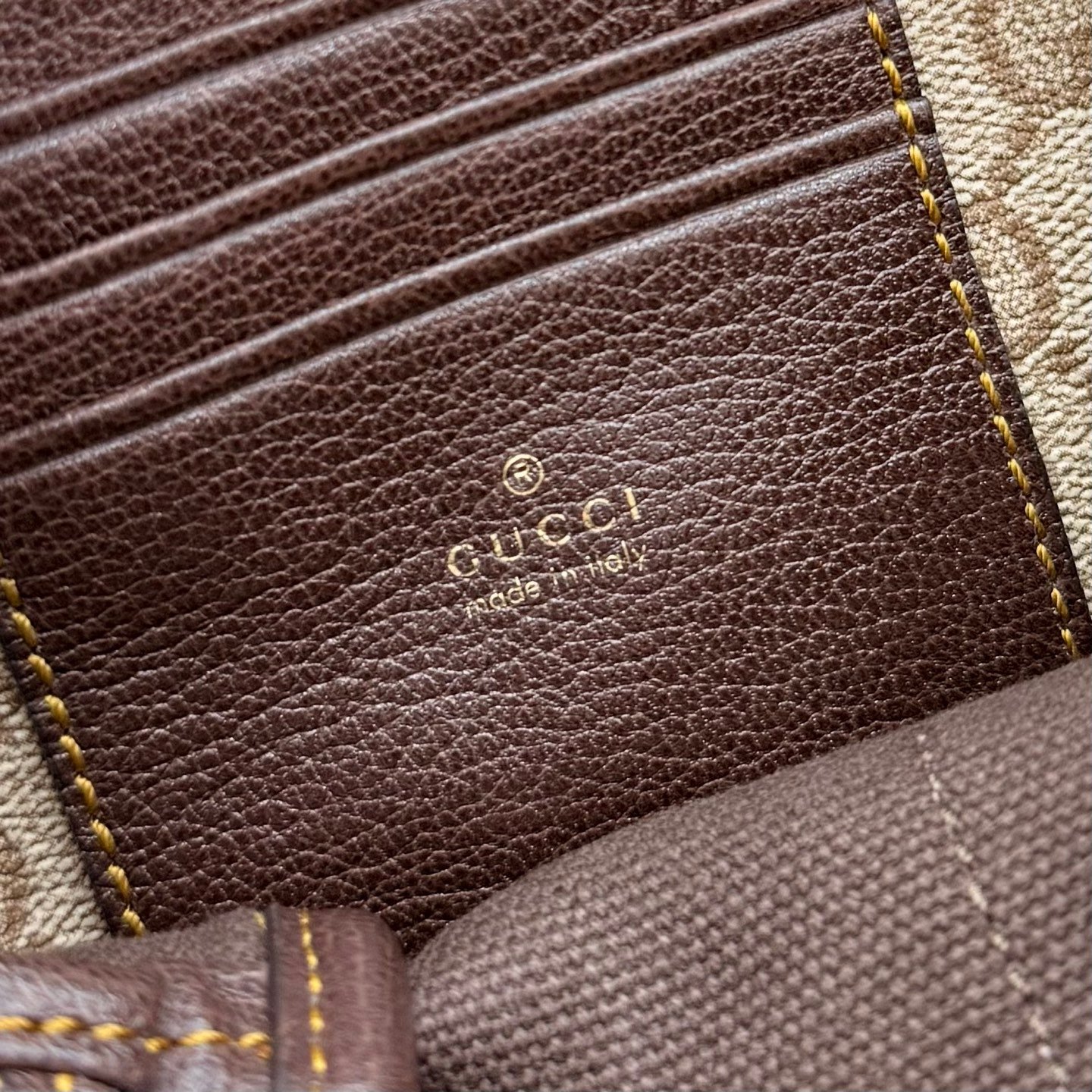 配全套原厂专柜包装 Generation Gucci古驰世代系列深入探索品牌的典藏元素，将不同世代的设计融合为统一的美学叙事，推出全新小皮具系列，以GG涂层帆布为基础，饰有显眼的织带细节。搭配皮革滚边，这款多功能款式采用无衬里设计，呈现出时