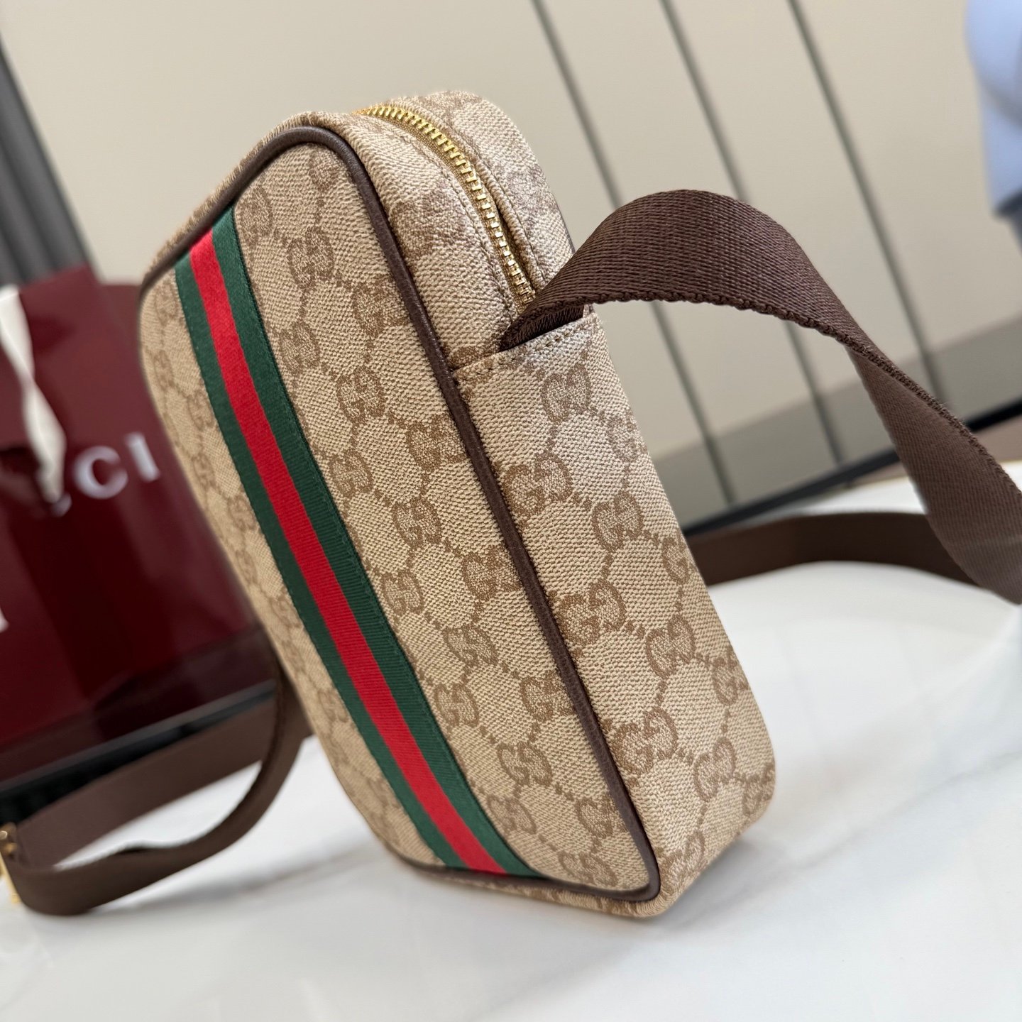配全套原厂专柜包装 Generation Gucci古驰世代系列深入探索品牌的典藏元素，将不同世代的设计融合为统一的美学叙事，推出全新小皮具系列，以GG涂层帆布为基础，饰有显眼的织带细节。搭配皮革滚边，这款多功能款式采用无衬里设计，呈现出时