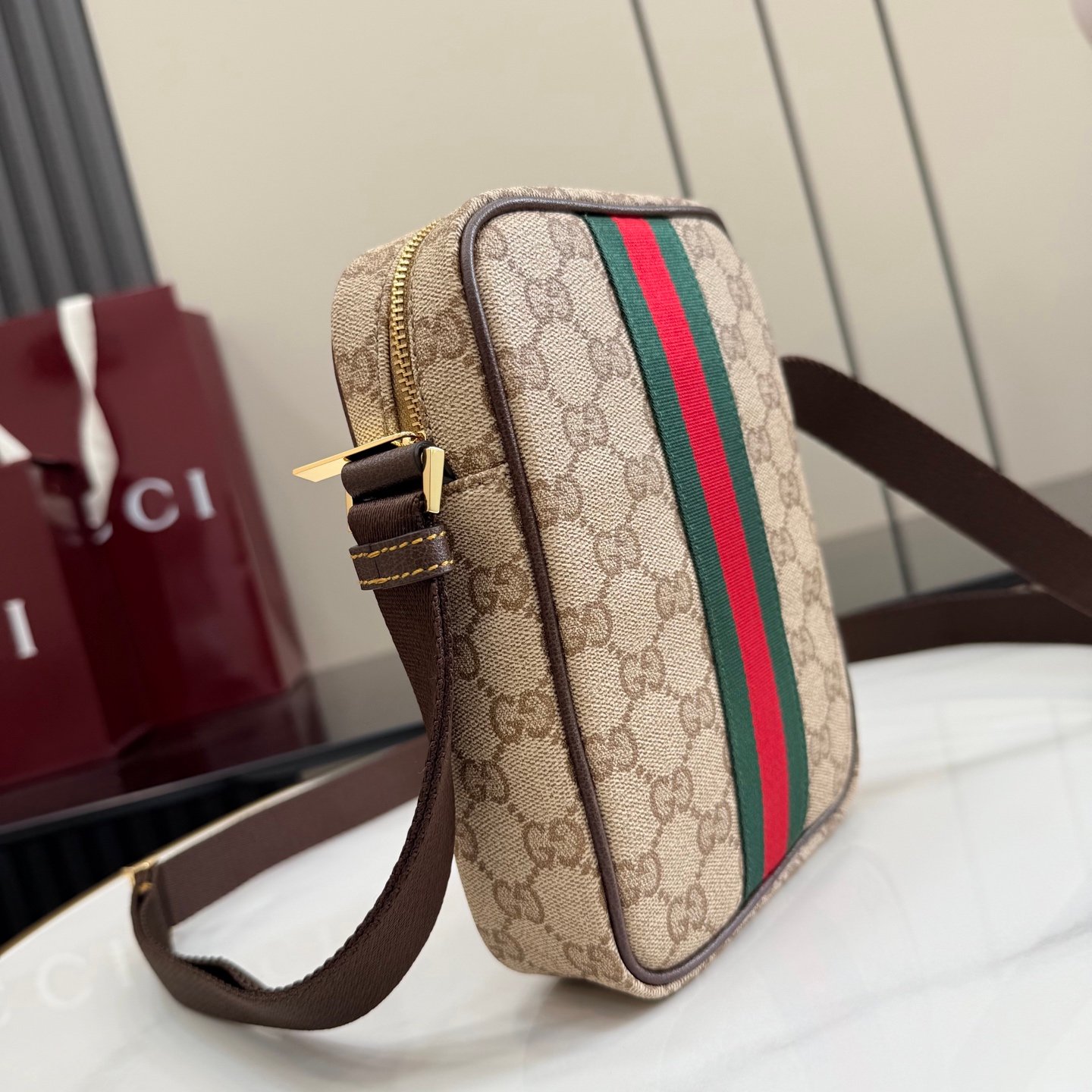 配全套原厂专柜包装 Generation Gucci古驰世代系列深入探索品牌的典藏元素，将不同世代的设计融合为统一的美学叙事，推出全新小皮具系列，以GG涂层帆布为基础，饰有显眼的织带细节。搭配皮革滚边，这款多功能款式采用无衬里设计，呈现出时