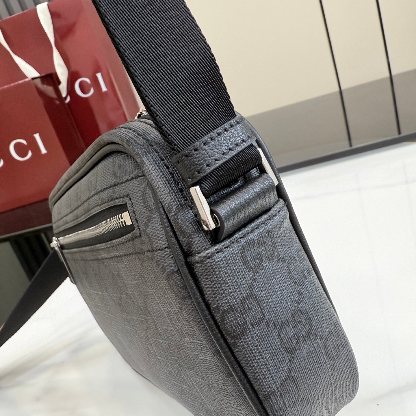 配全套原厂专柜包装 Generation Gucci 深入探索品牌档案代码，将不同世代的设计融合成一种美学叙事。Gucci Essence Classic 系列专为行动生活而创。每件单品均采用黑色GG涂层帆布精制而成，轻盈且结构柔软。这款多