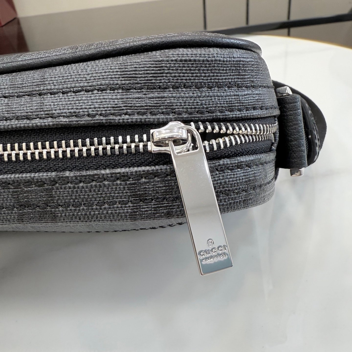 配全套原厂专柜包装 Generation Gucci 深入探索品牌档案代码，将不同世代的设计融合成一种美学叙事。Gucci Essence Classic 系列专为行动生活而创。每件单品均采用黑色GG涂层帆布精制而成，轻盈且结构柔软。这款多