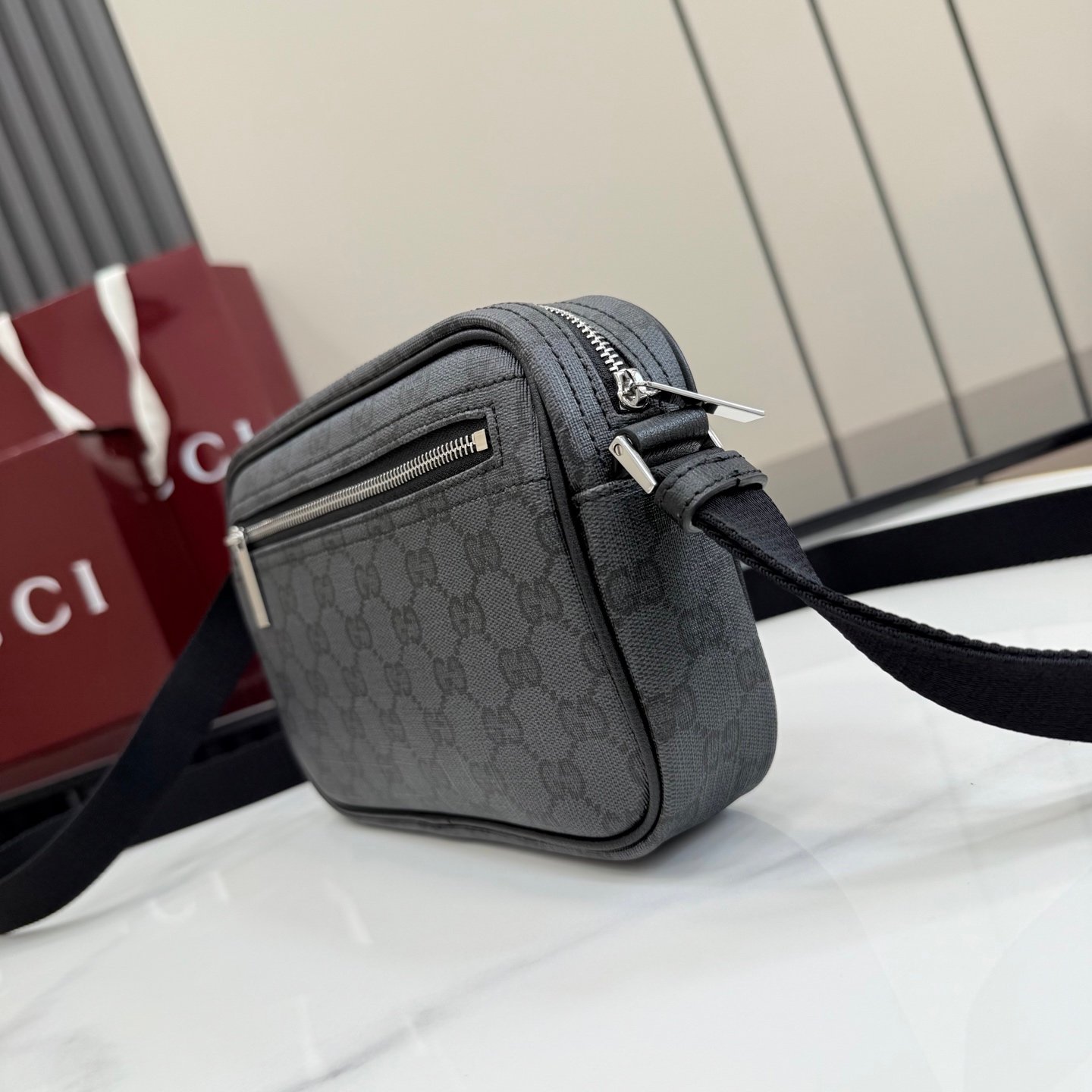 配全套原厂专柜包装 Generation Gucci 深入探索品牌档案代码，将不同世代的设计融合成一种美学叙事。Gucci Essence Classic 系列专为行动生活而创。每件单品均采用黑色GG涂层帆布精制而成，轻盈且结构柔软。这款多