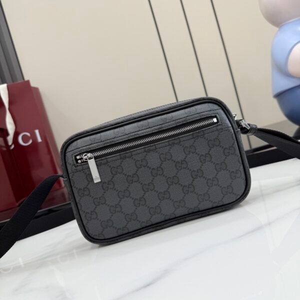 配全套原厂专柜包装 Generation Gucci 深入探索品牌档案代码，将不同世代的设计融合成一种美学叙事。Gucci Essence Classic 系列专为行动生活而创。每件单品均采用黑色GG涂层帆布精制而成，轻盈且结构柔软。这款多