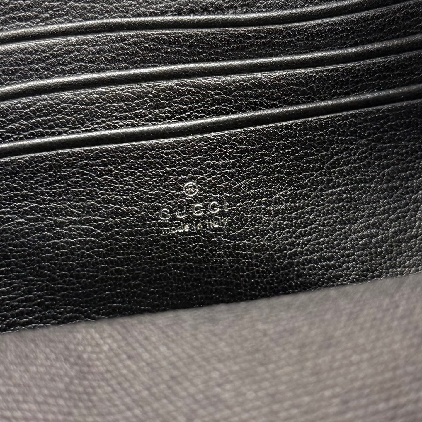 配全套原厂专柜包装 Generation Gucci 深入探索品牌档案代码，将不同世代的设计融合成一种美学叙事。Gucci Essence Classic 系列专为行动生活而创。每件单品均采用黑色GG涂层帆布精制而成，轻盈且结构柔软。这款多