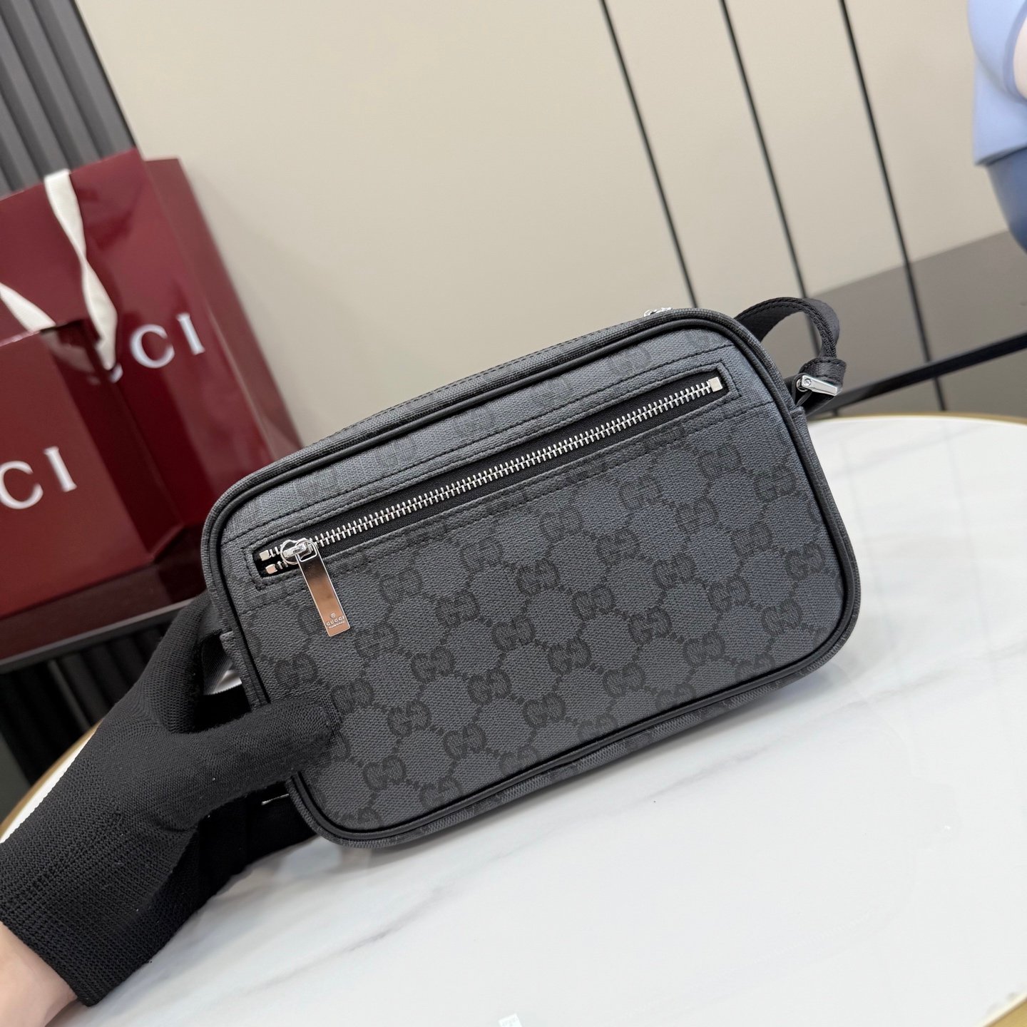 配全套原厂专柜包装 Generation Gucci 深入探索品牌档案代码，将不同世代的设计融合成一种美学叙事。Gucci Essence Classic 系列专为行动生活而创。每件单品均采用黑色GG涂层帆布精制而成，轻盈且结构柔软。这款多