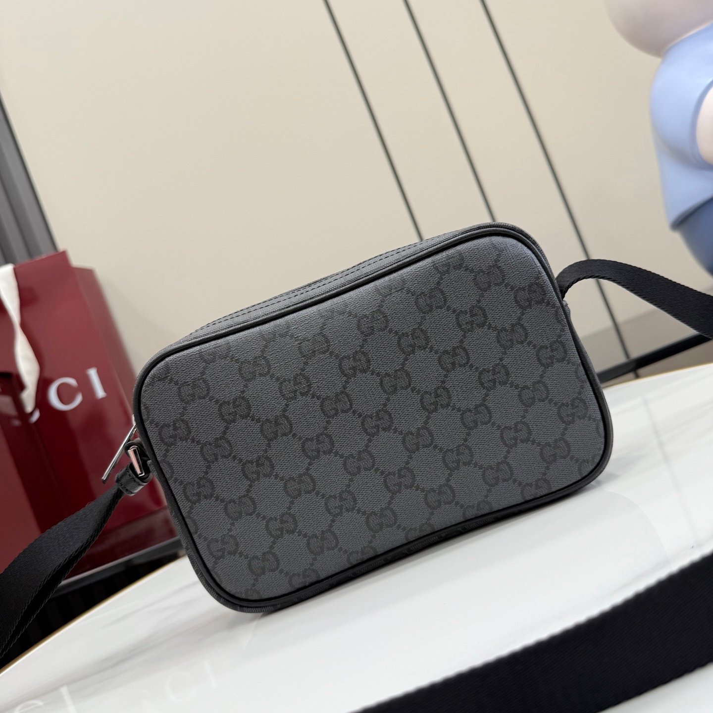配全套原厂专柜包装 Generation Gucci 深入探索品牌档案代码，将不同世代的设计融合成一种美学叙事。Gucci Essence Classic 系列专为行动生活而创。每件单品均采用黑色GG涂层帆布精制而成，轻盈且结构柔软。这款多