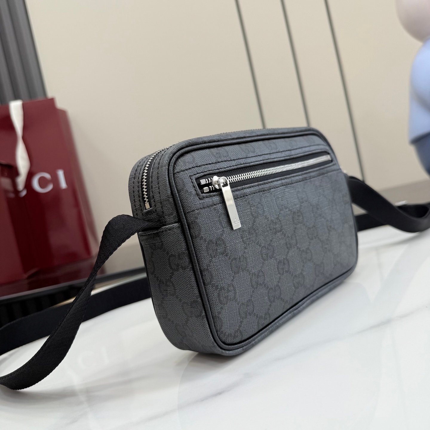 配全套原厂专柜包装 Generation Gucci 深入探索品牌档案代码，将不同世代的设计融合成一种美学叙事。Gucci Essence Classic 系列专为行动生活而创。每件单品均采用黑色GG涂层帆布精制而成，轻盈且结构柔软。这款多