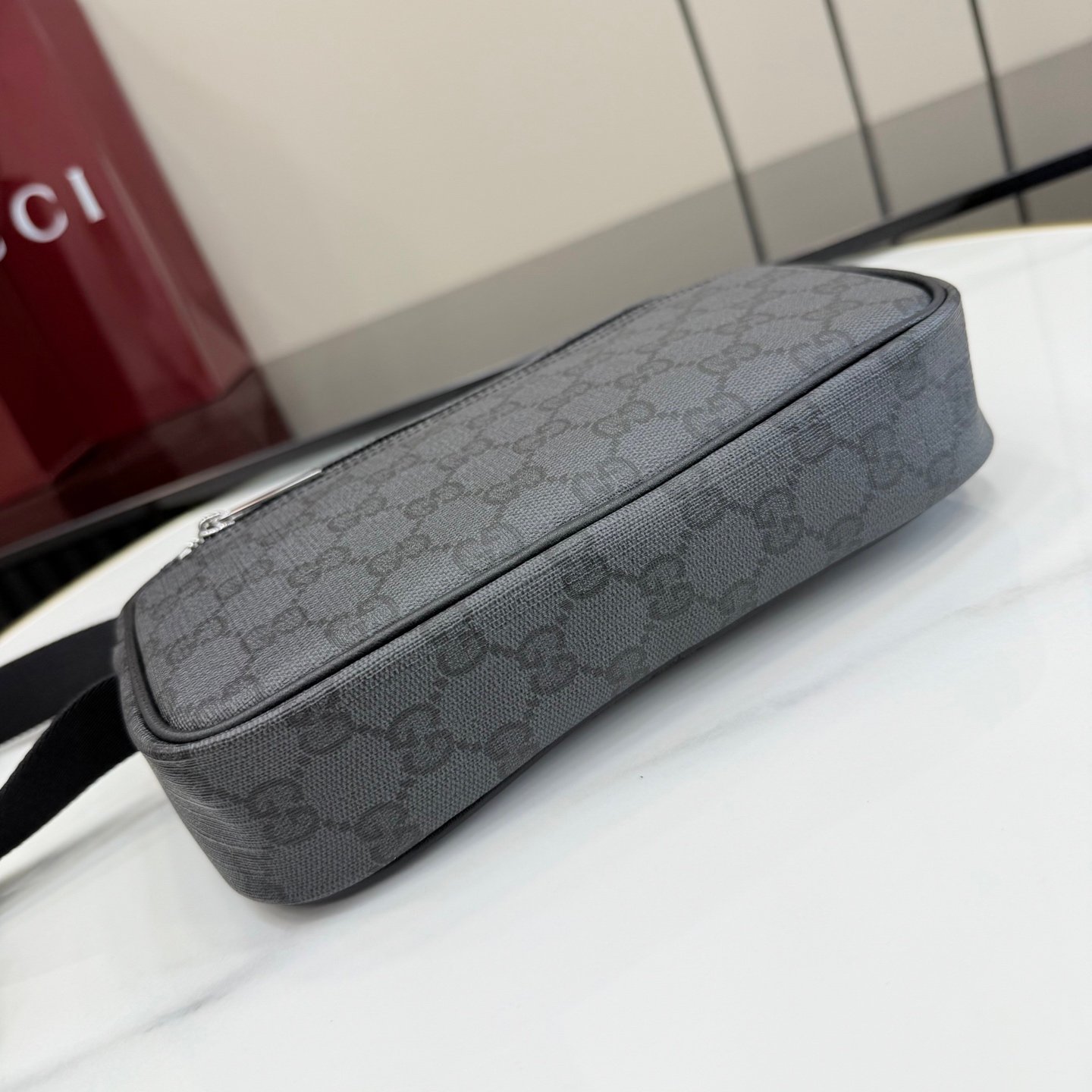 配全套原厂专柜包装 Generation Gucci 深入探索品牌档案代码，将不同世代的设计融合成一种美学叙事。Gucci Essence Classic 系列专为行动生活而创。每件单品均采用黑色GG涂层帆布精制而成，轻盈且结构柔软。这款多
