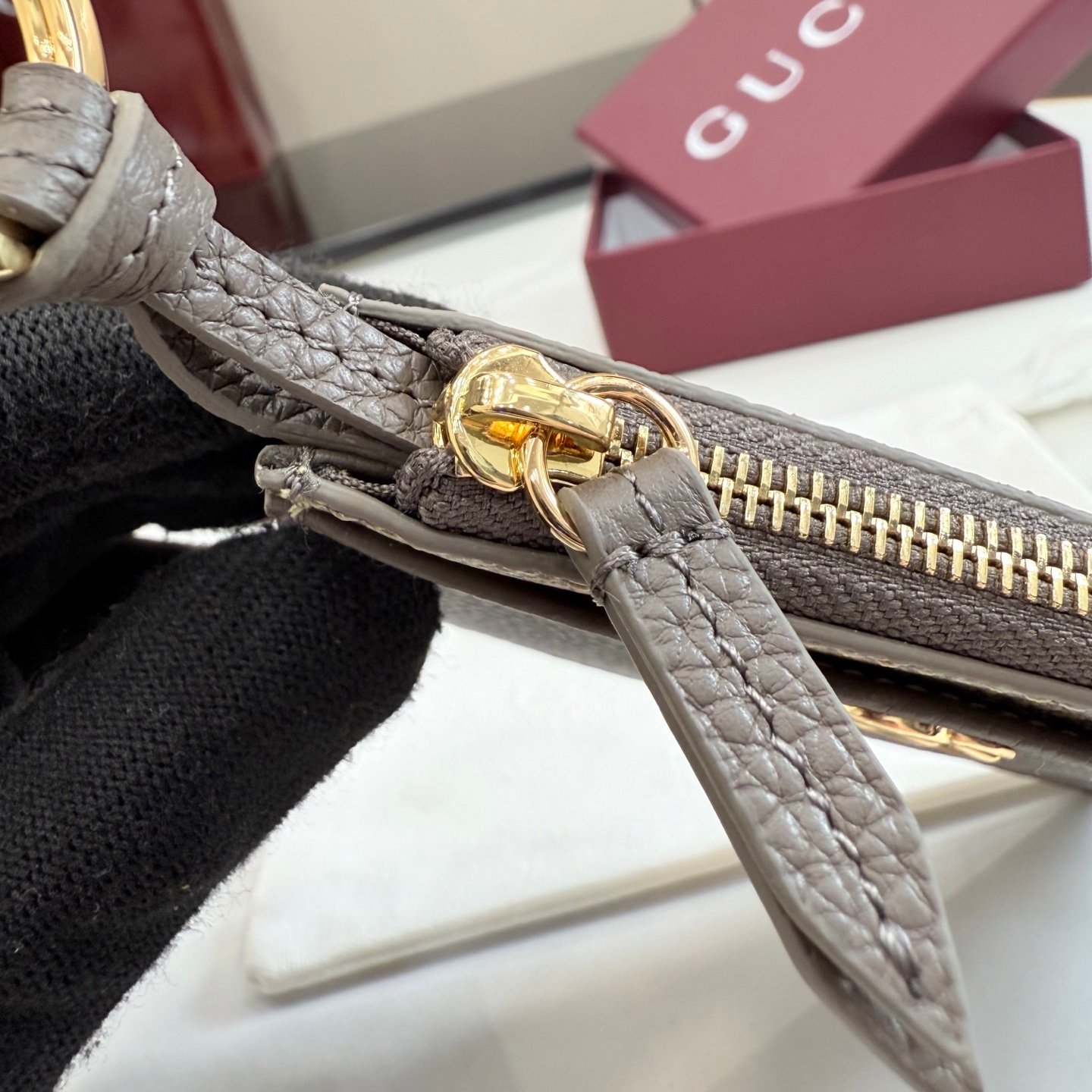 。《配全套原厂专柜包装》Generation Gucci 系列深入探索品牌典藏元素,将不同年代的设计融合于一体,呈现出独特的美学叙事。GG Marmont 系列包含双色款式,如这款配有标志性双G造型配件的拉链钥匙包。