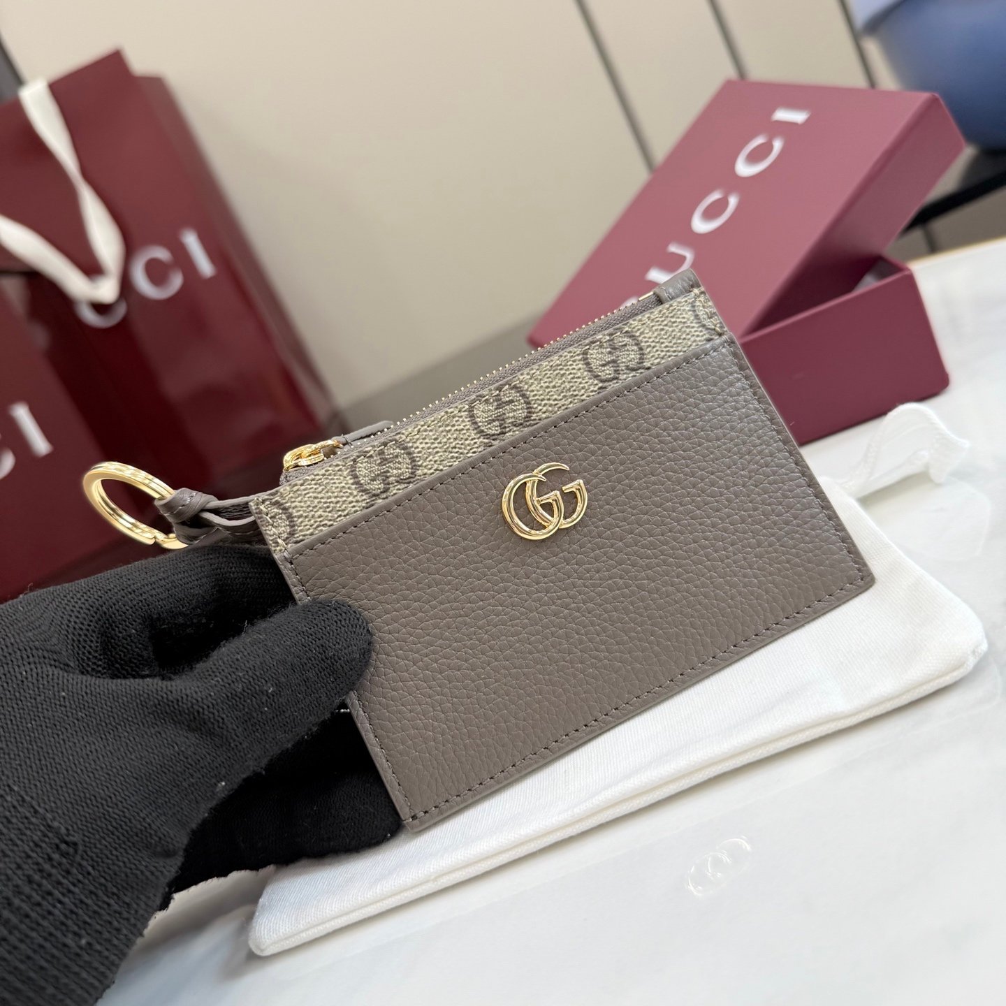 。《配全套原厂专柜包装》Generation Gucci 系列深入探索品牌典藏元素,将不同年代的设计融合于一体,呈现出独特的美学叙事。GG Marmont 系列包含双色款式,如这款配有标志性双G造型配件的拉链钥匙包。