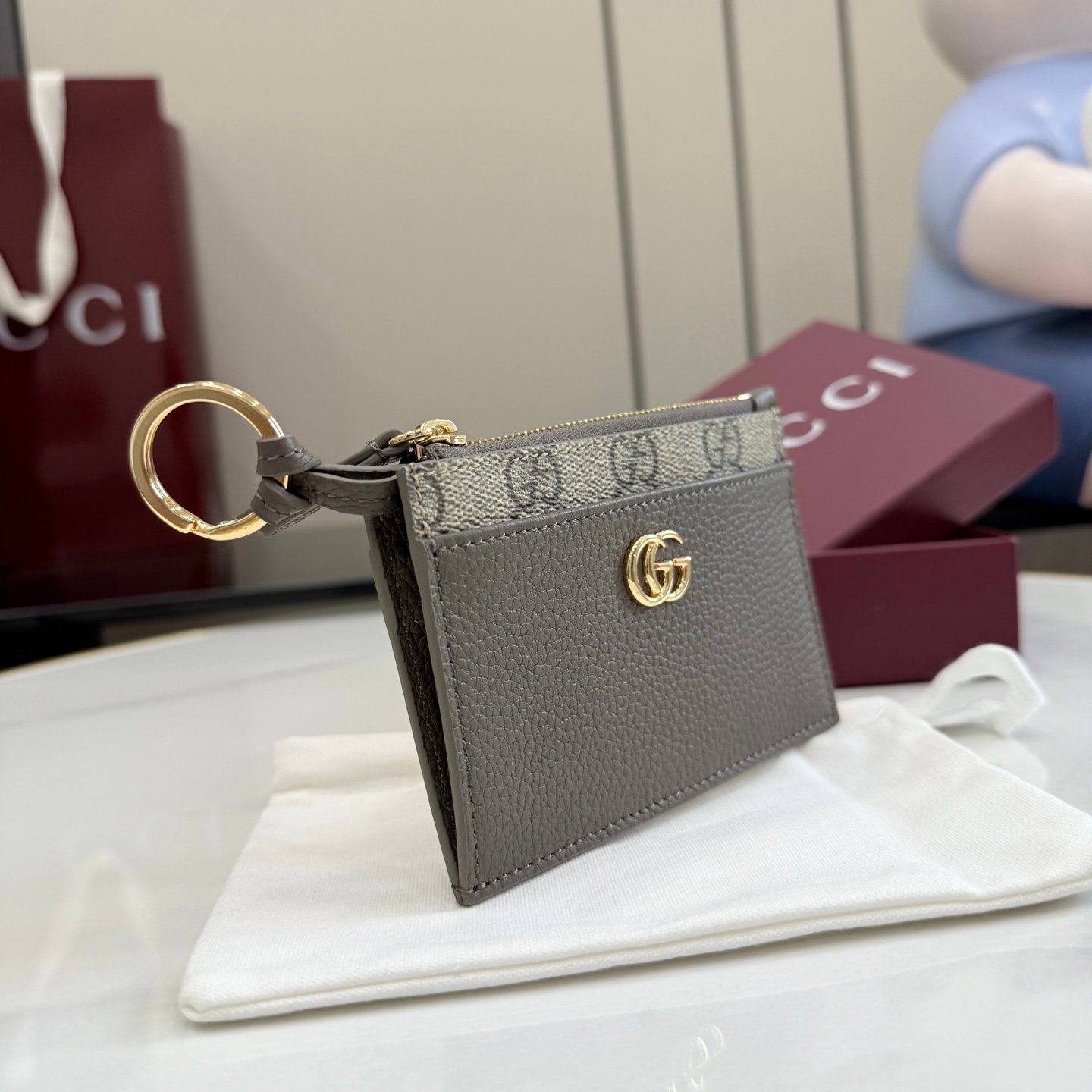 。《配全套原厂专柜包装》Generation Gucci 系列深入探索品牌典藏元素,将不同年代的设计融合于一体,呈现出独特的美学叙事。GG Marmont 系列包含双色款式,如这款配有标志性双G造型配件的拉链钥匙包。