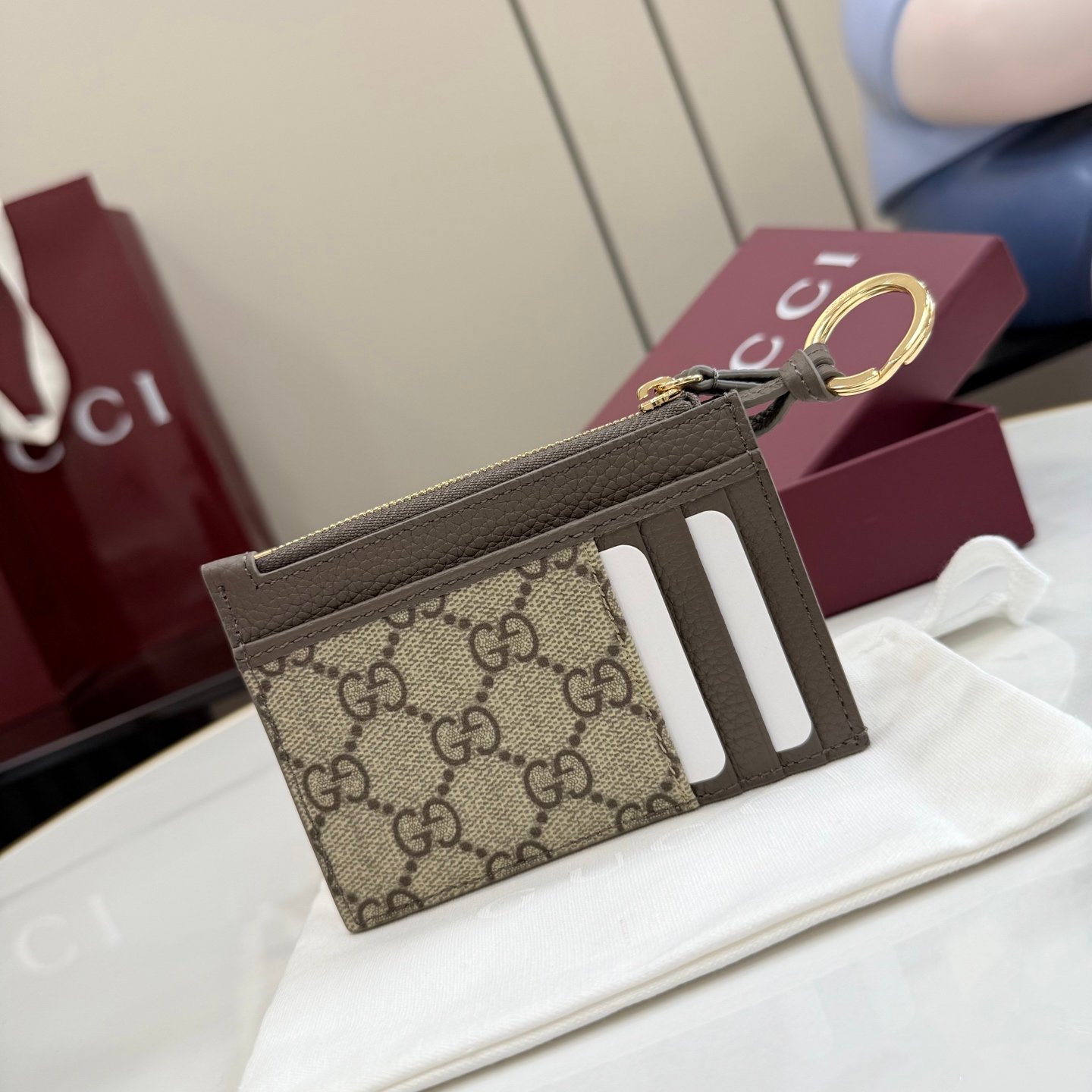 。《配全套原厂专柜包装》Generation Gucci 系列深入探索品牌典藏元素,将不同年代的设计融合于一体,呈现出独特的美学叙事。GG Marmont 系列包含双色款式,如这款配有标志性双G造型配件的拉链钥匙包。